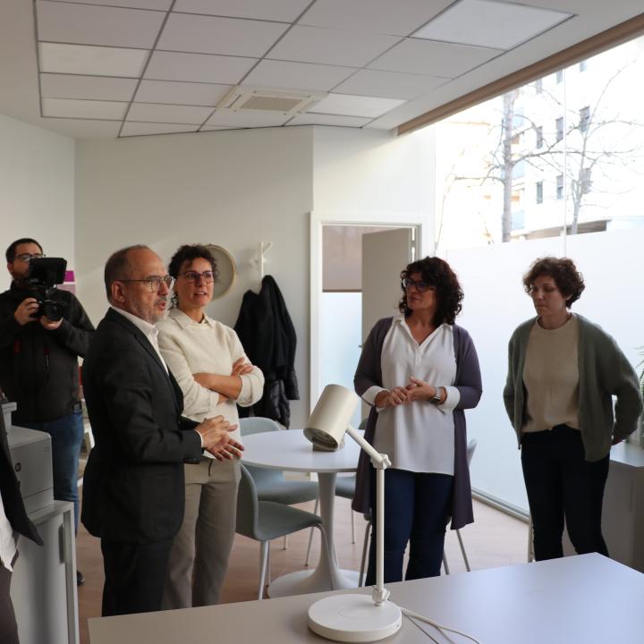 conseller Carles Campuzano i l'equip psicosocial a la Barnahus Girona