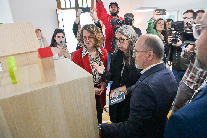 El conseller Campuzano i la consellera Verge, durant la visita a la Barnahus de Tortosa Font: Govern