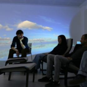 resilients persones en sala immersiva