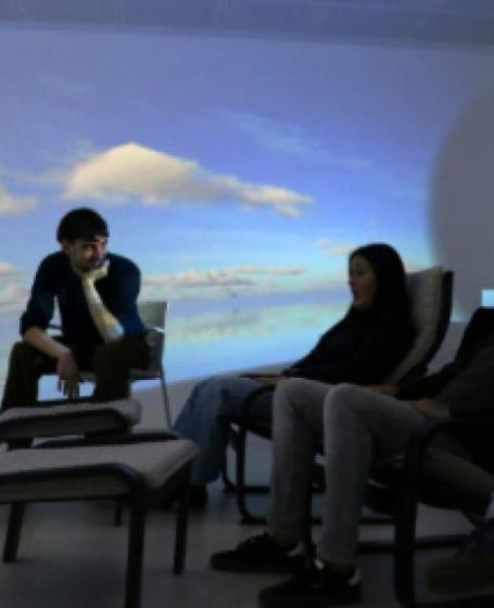 Joves durant una sessió de realitat virtual