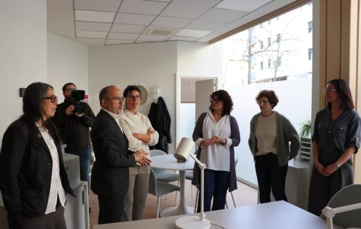 conseller Carles Campuzano i l'equip psicosocial a la Barnahus Girona