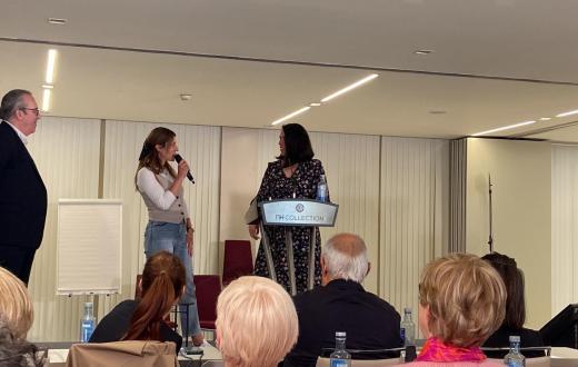 Jèssica Andreu entrega reconeixement a l'escenari