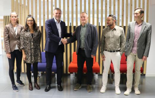 El director d'i2Cat Sergi Figuerola i el codirector general de Suara Cooperativa es donen la mà per segellar l'acord