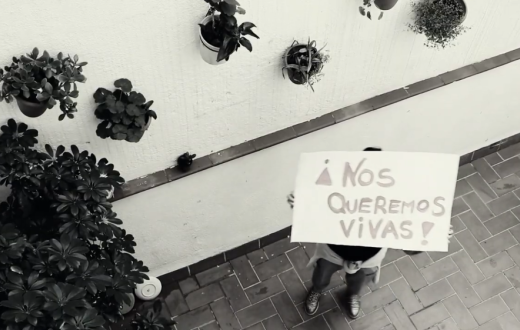Un moment del vídeo on una de les dones aixeca un cartell amb el missatge ens volem vives