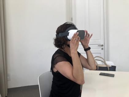 Virtual reality (VR) glasses