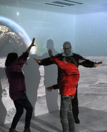 Persones grans experimentant a la sala de realitat immersiva