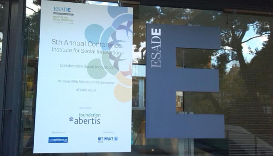 Accés a l'edifici d'ESADE amb el cartell de la 8ena jornada anual de l’Institut d’Innovació social d’ESADE