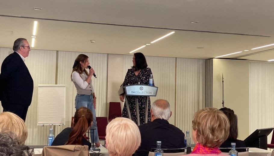 Jèssica Andreu entrega reconeixement a l'escenari