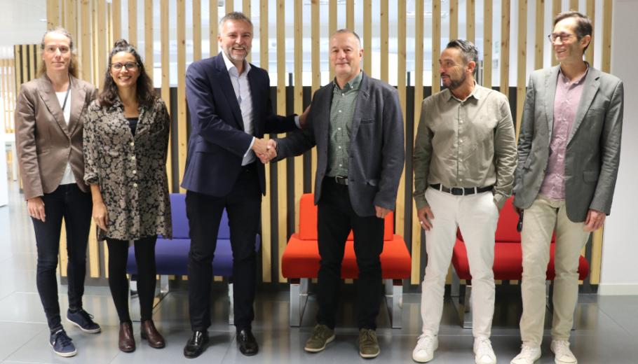 El director d'i2Cat Sergi Figuerola i el codirector general de Suara Cooperativa es donen la mà per segellar l'acord