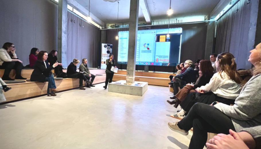 home amb una presentació projectada sobre iniciativa inserció sociolaboral a associació esplugues innova. 