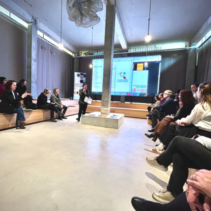 home amb una presentació projectada sobre iniciativa inserció sociolaboral a associació esplugues innova. 