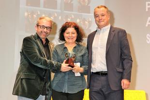 Mariví Foronda i Tomàs Llompart recollint el premi