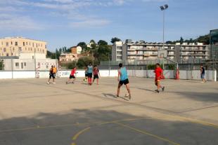 Equip de futbol del Casal d’Adolescents i Joves Llops del Taga de Càritas Diocesana de Barcelona jugant a futbol