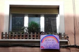 Ventana con una pancarta con un arco iris