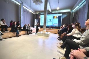 home amb una presentació projectada sobre iniciativa inserció sociolaboral a associació esplugues innova. 