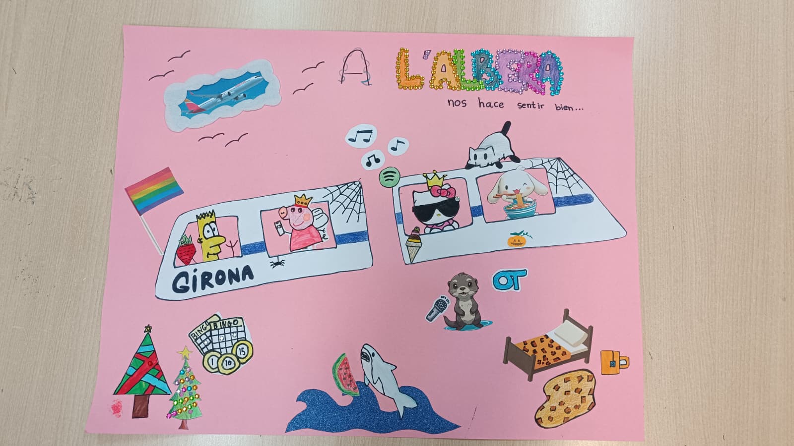 collage amb imatges d'un tren amb peppa pig, arbres de ndalm llit, un tauró i altres animals i personatges, fons rosa